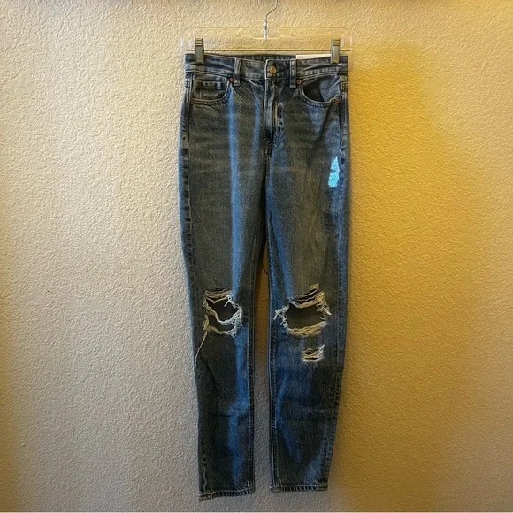 NWT Women’s American Eagle Outfitters Blue Ripped Mom Strigid  Jeans Size 0 - Picture 2 of 9